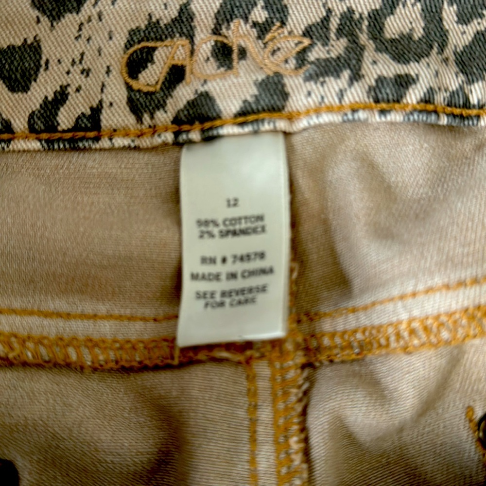 Cache Jeans Euc - image 7